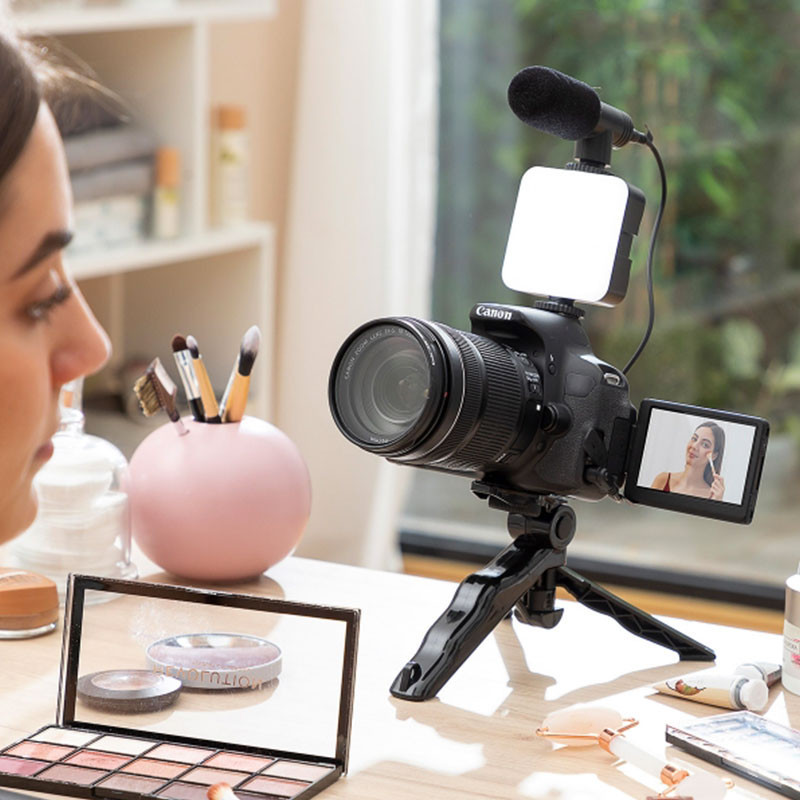 Kit de Vlogging avec Lampe LED, Microphone, Trépied et Support Smartphone - PLODNI