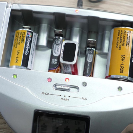 BATTERY CHARGER : Chargeur Universel de Piles avec Écran LCD