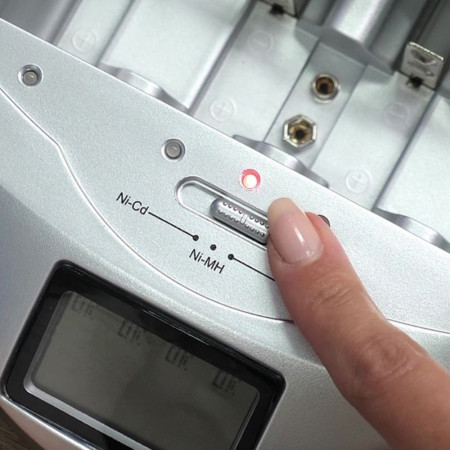 BATTERY CHARGER : Chargeur Universel de Piles avec Écran LCD