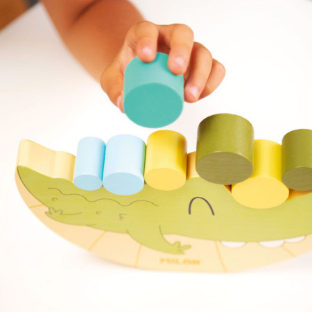 Jouet éducatif en bois Coco Balance - Empile les cylindres sur le dos du crocodile !