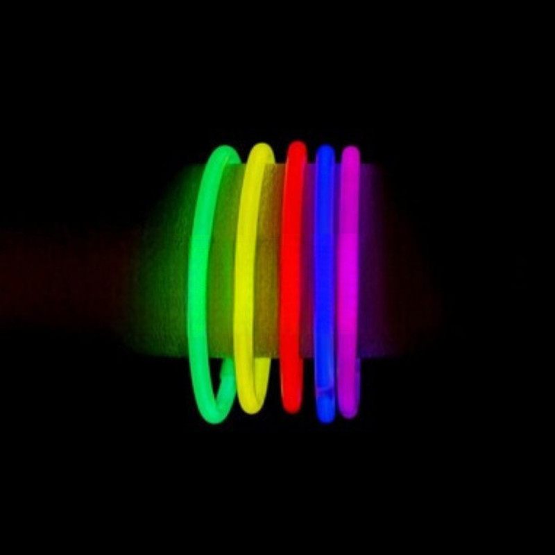 100 Bâtons Fluorescents avec Connecteurs - Illuminez vos moments avec ce kit lumineux