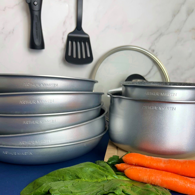 AM676S : Batterie de Cuisine 12 Pièces Arthur Martin en Aluminium avec Accessoires Tous Feux - Argent