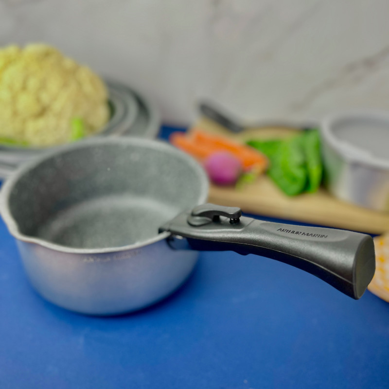 AM676S : Batterie de Cuisine 12 Pièces Arthur Martin en Aluminium avec Accessoires Tous Feux - Argent