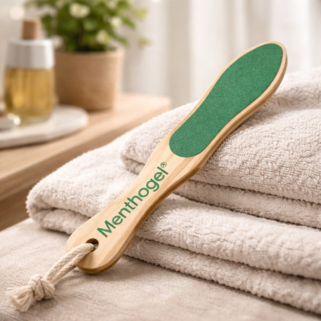 Râpe de Pédicure en Bois MENTHOGEL – Élimine Callosités et Peaux Mortes, Douce et Efficace, Utilisation Sèche ou Humide