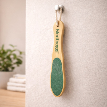 Râpe de Pédicure en Bois MENTHOGEL – Élimine Callosités et Peaux Mortes, Douce et Efficace, Utilisation Sèche ou Humide